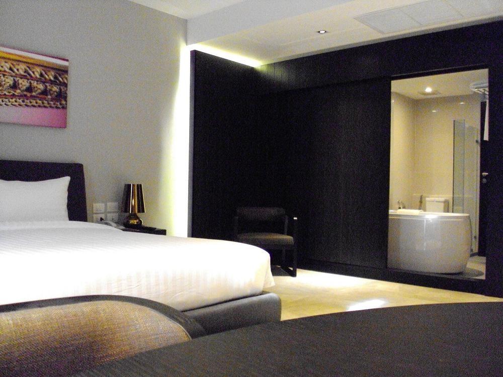 S Ratchada Leisure Hotel - Sha Plus Bangkok Exterior photo A room at the hotel